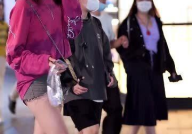 小姐姐穿高腿袜子,小姐姐们的时尚新宠
